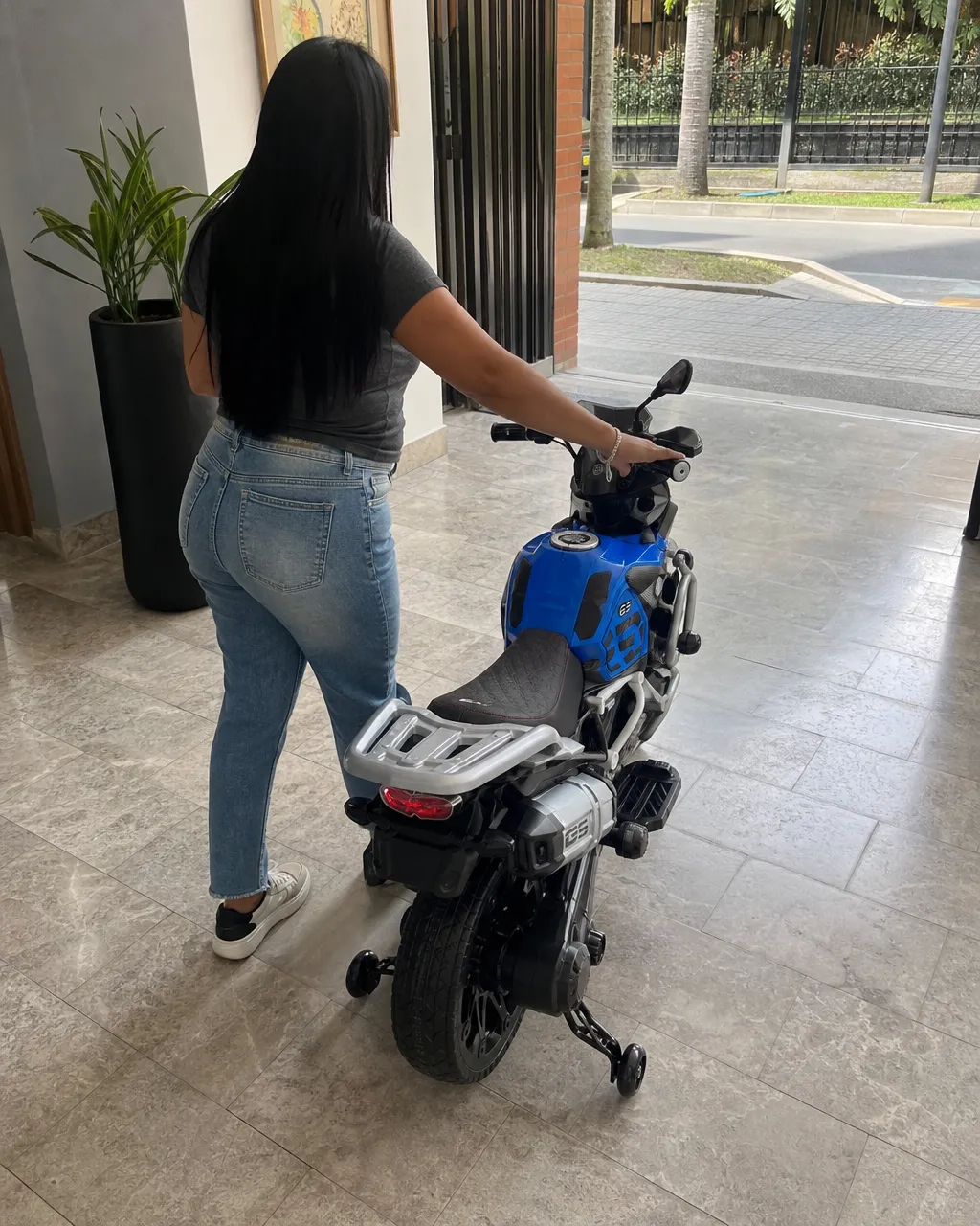 Moto Eléctrica Infantil Aventura 12V en uso