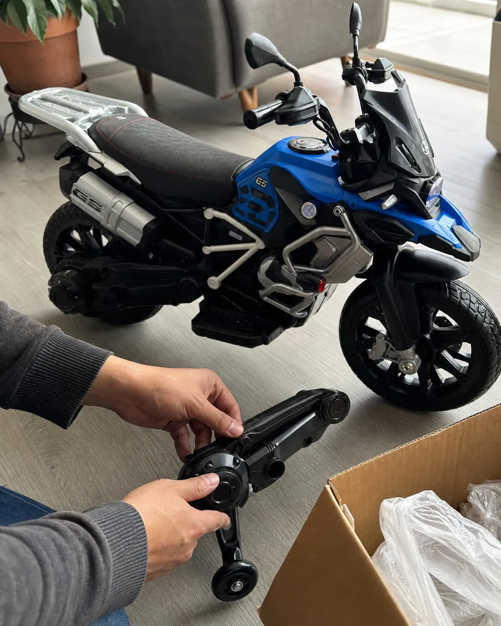 Moto Eléctrica Infantil Aventura 12V en uso